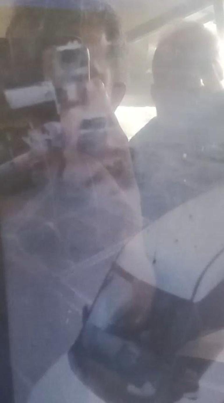 Otomobil, park halindeki 2 araç ile yayalara çarptı: 1 ölü, 3 yaralı