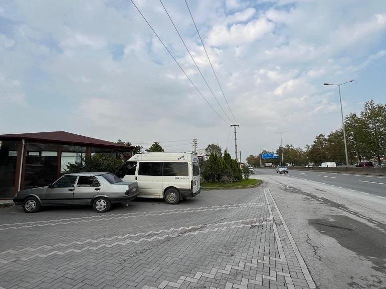 Otomobil, park halindeki 2 araç ile yayalara çarptı: 1 ölü, 3 yaralı