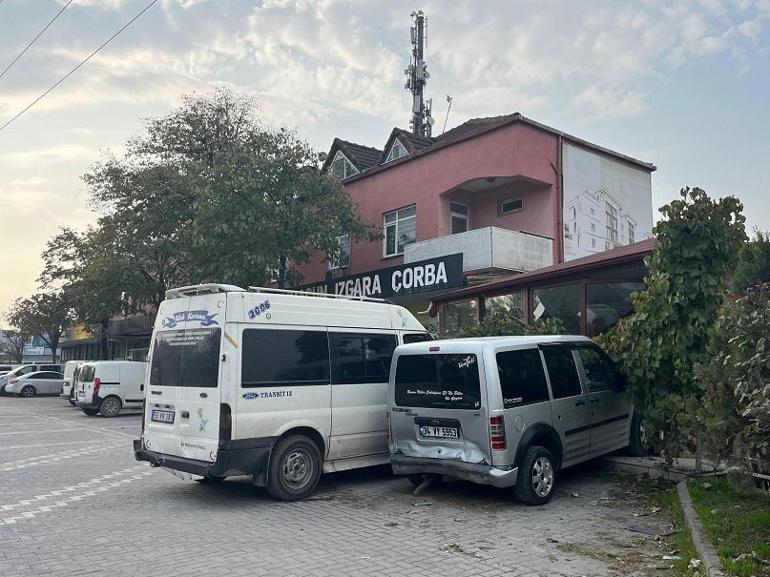 Otomobil, park halindeki 2 araç ile yayalara çarptı: 1 ölü, 3 yaralı