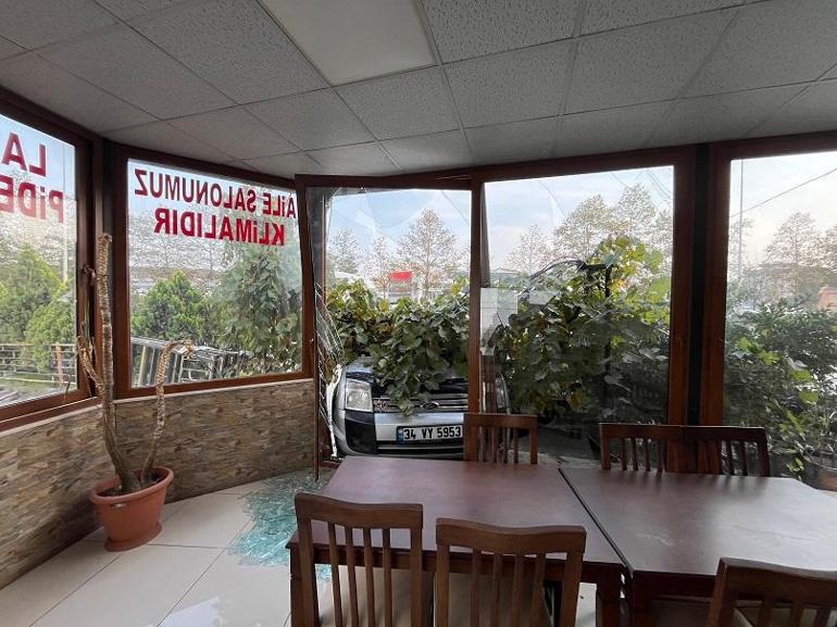 Otomobil, park halindeki 2 araç ile yayalara çarptı: 1 ölü, 3 yaralı