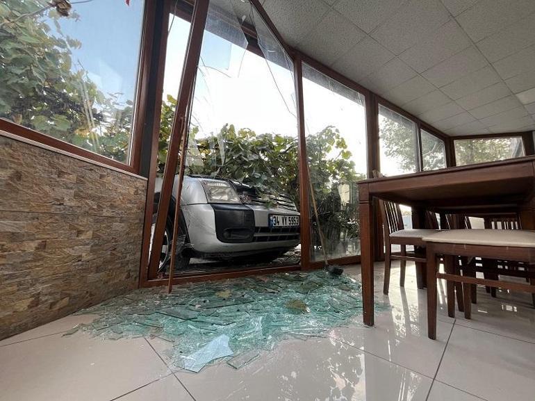 Otomobil, park halindeki 2 araç ile yayalara çarptı: 1 ölü, 3 yaralı