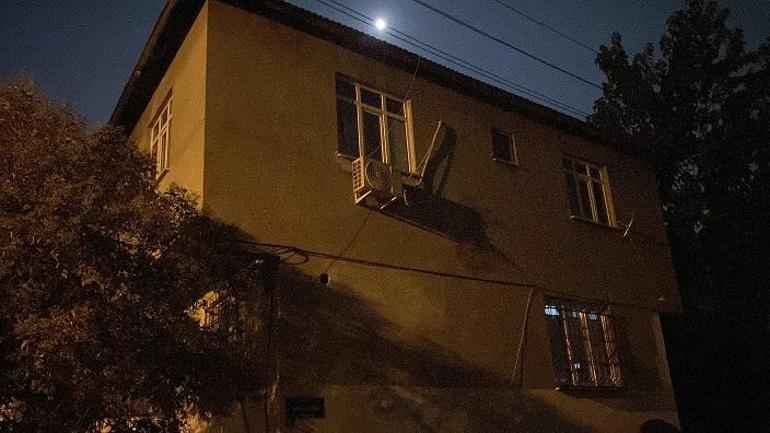 Gebze’de kolonlarında çatlak oluşan 2 katlı binadaki 3 aile tahliye edildi