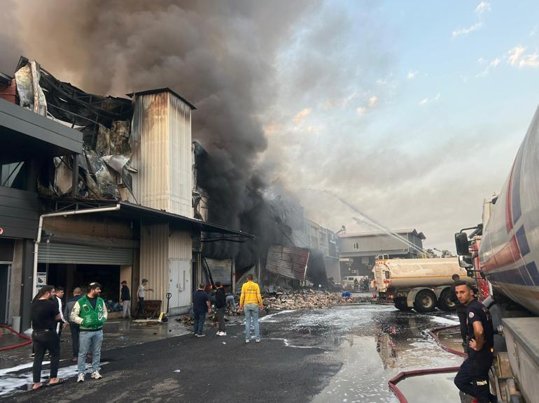 Adanada 3 katlı hırdavat dükkanında yangın