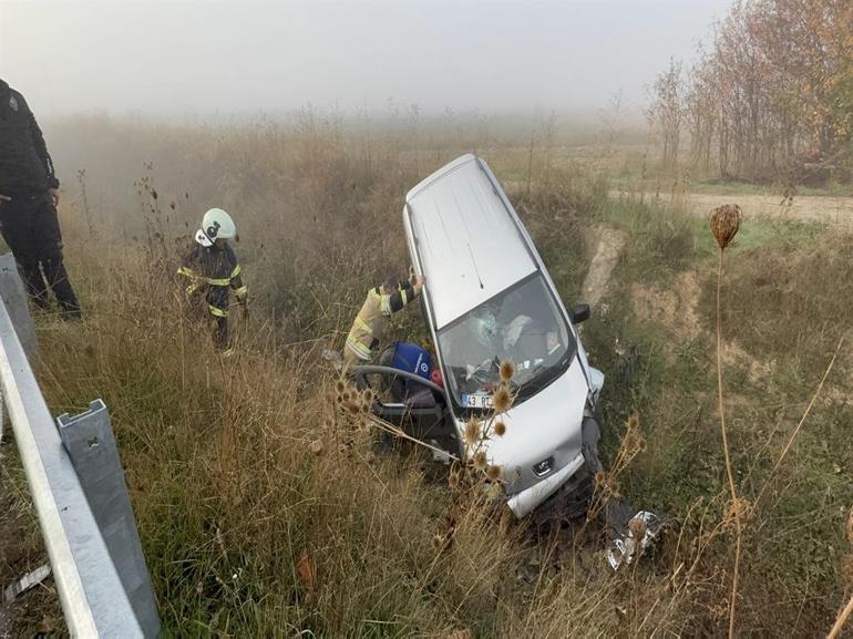 Kütahyada hafif ticari araç, su kanalına uçtu: 2 yaralı