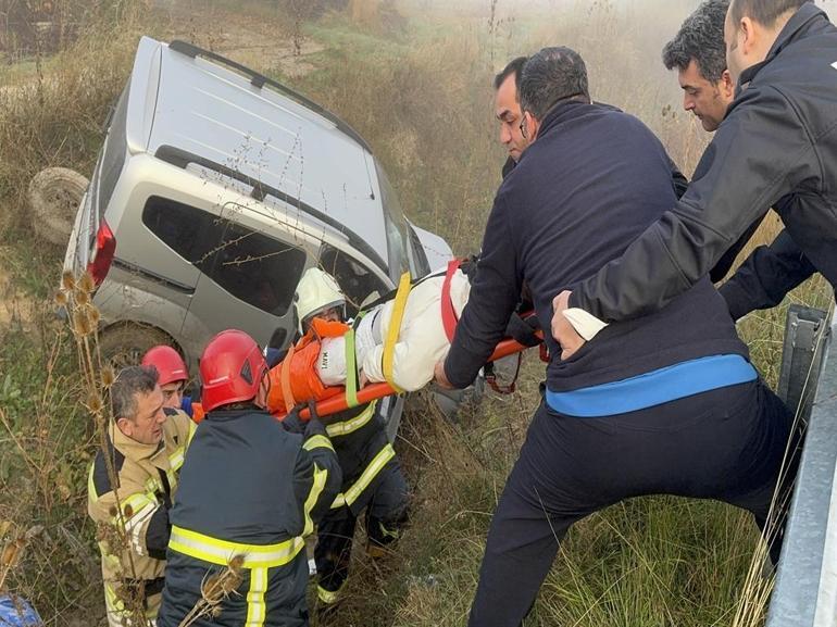 Kütahyada hafif ticari araç, su kanalına uçtu: 2 yaralı
