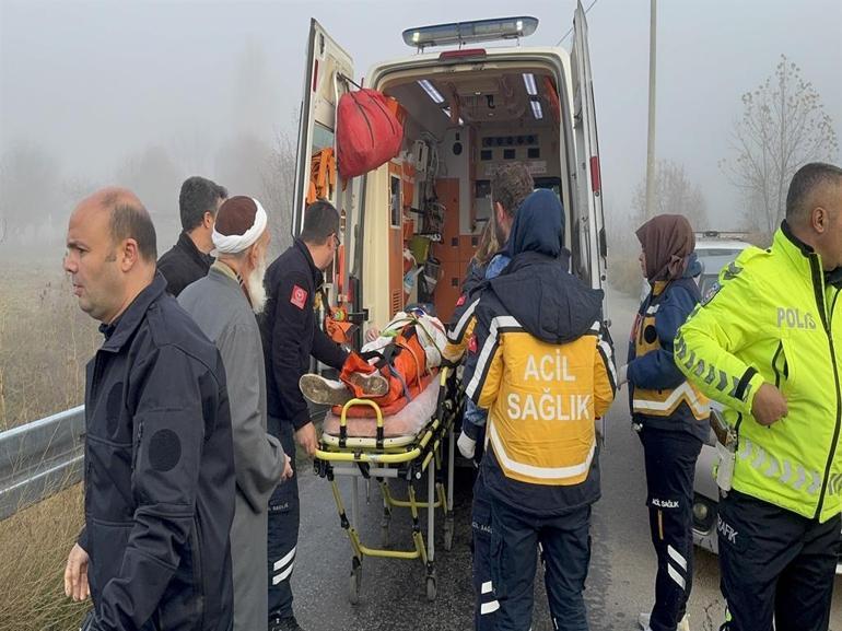 Kütahyada hafif ticari araç, su kanalına uçtu: 2 yaralı