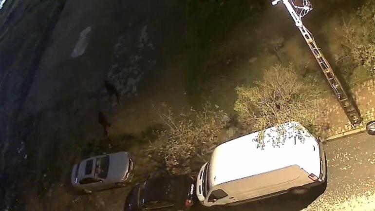 Sultangazide park halindeki otomobili yaklaşık 2 dakikada soydular; hırsızlık kamerada