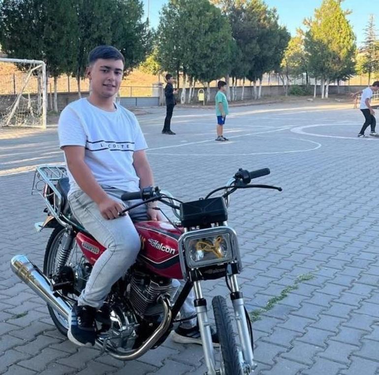 Otomobil ile motosiklet çarpıştı; 14 yaşındaki sürücü öldü, kaza kamerada