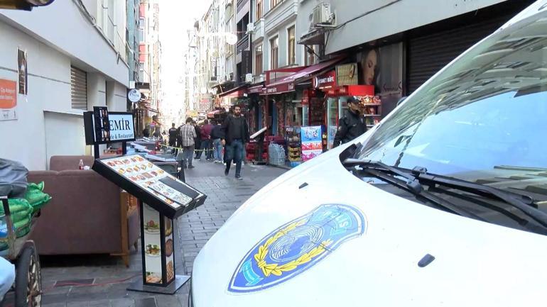 İstiklal Caddesi’nde esnaf arasında silahlı kavga kamerada: 2 yaralı