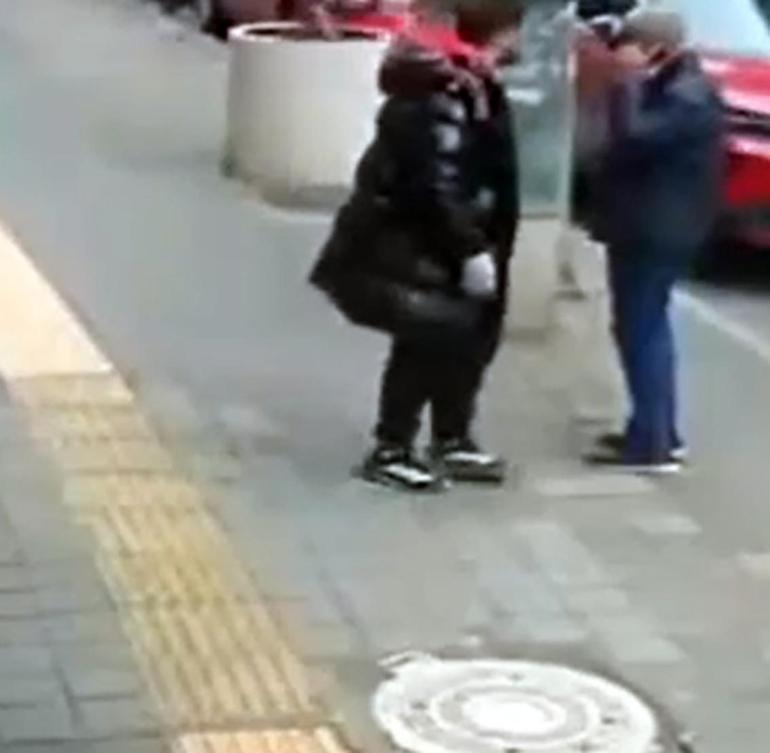 Kendisini evden çıkartan mülk sahibini darbetti; o anlar kamerada