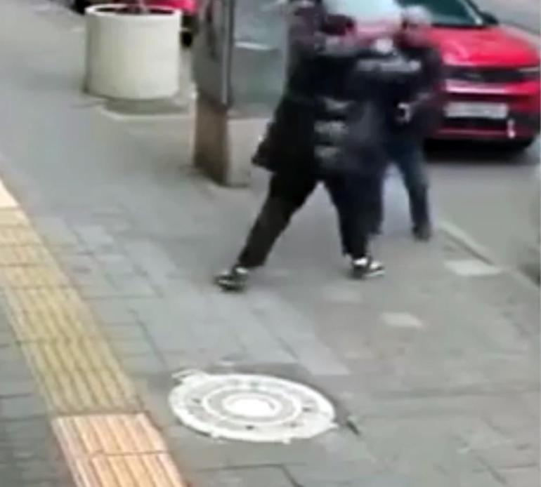 Kendisini evden çıkartan mülk sahibini darbetti; o anlar kamerada