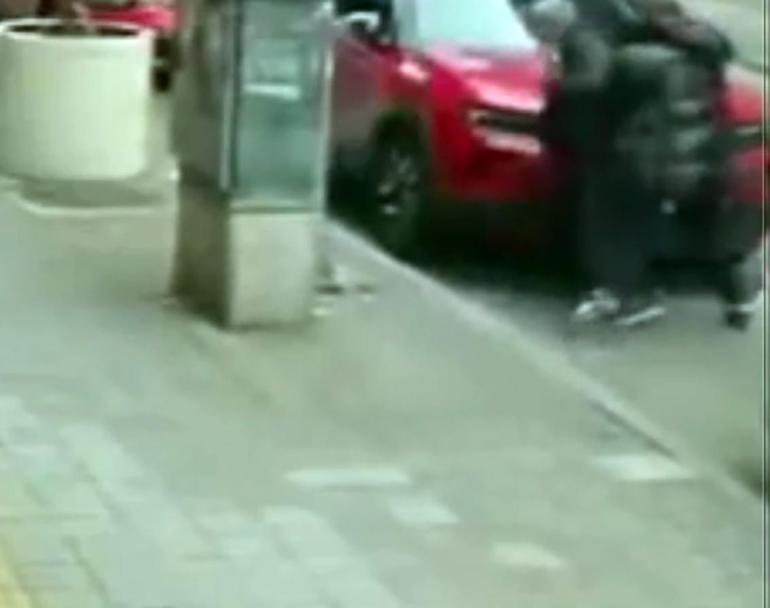 Kendisini evden çıkartan mülk sahibini darbetti; o anlar kamerada