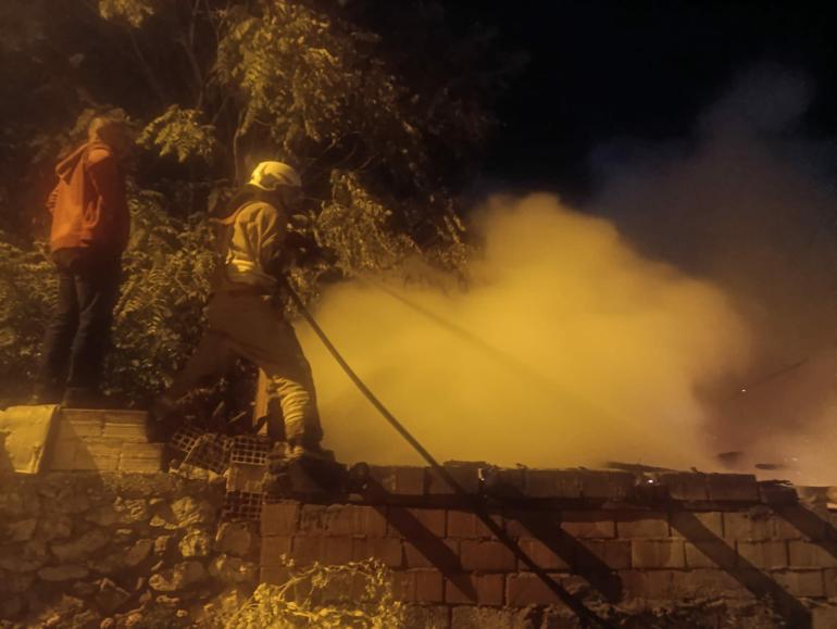 Turgutlu’da alevlere teslim olan iki evde hasar oluştu