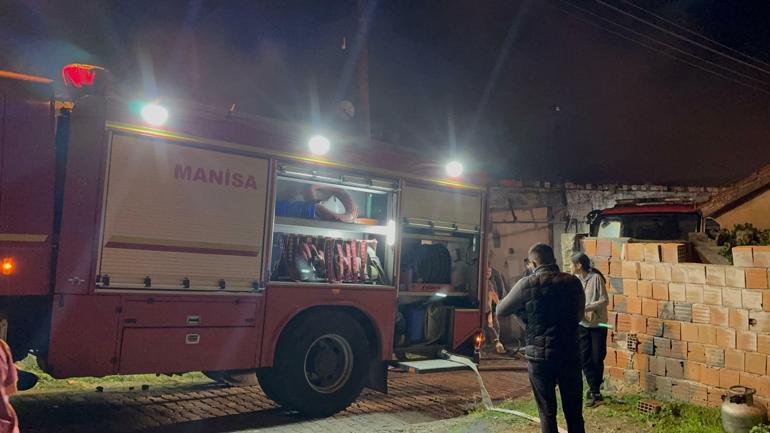 Turgutlu’da alevlere teslim olan iki evde hasar oluştu