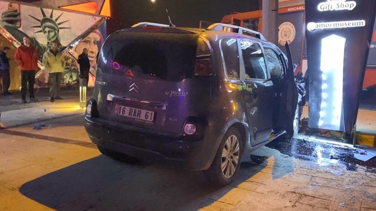 Hafif ticari araç aydınlatma direğine çarptı: 5 yaralı