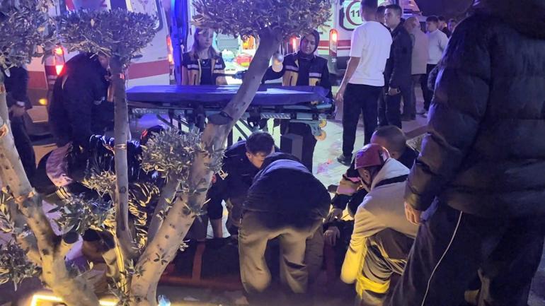 Hafif ticari araç aydınlatma direğine çarptı: 5 yaralı