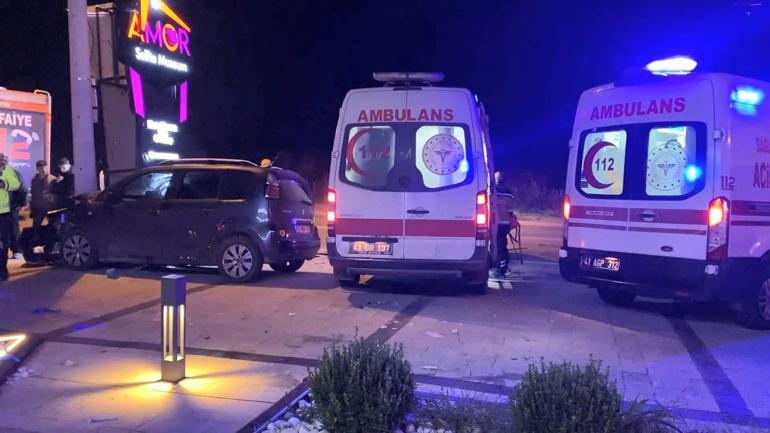 Hafif ticari araç aydınlatma direğine çarptı: 5 yaralı