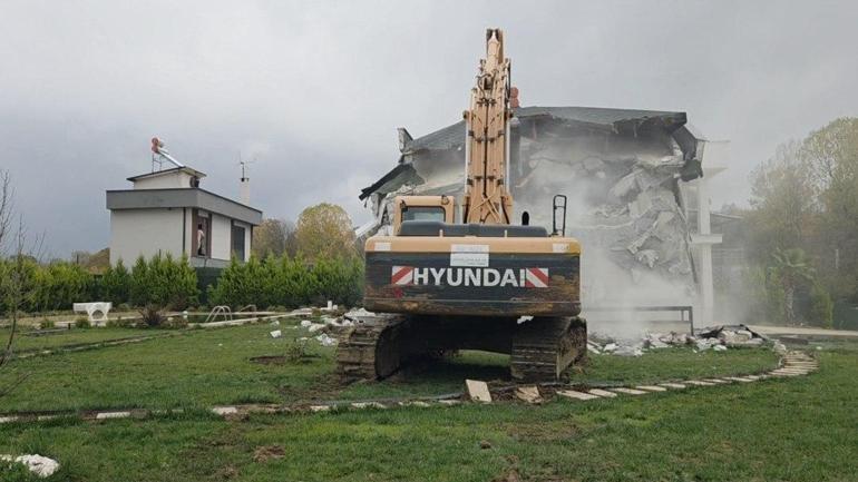 Çatalcada Sinemin bıçaklanarak öldürüldüğü villa yıkıldı