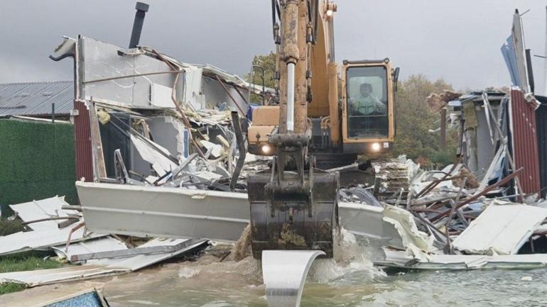 Çatalcada Sinemin bıçaklanarak öldürüldüğü villa yıkıldı