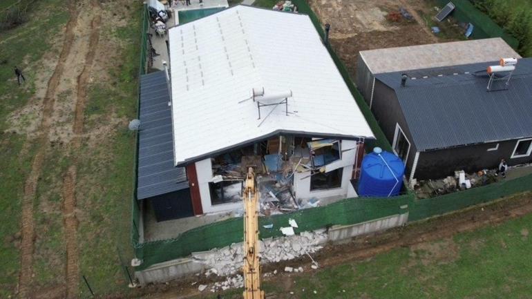 Çatalcada Sinemin bıçaklanarak öldürüldüğü villa yıkıldı