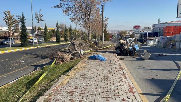 Ağaca çarpan otomobil ikiye bölündü: 2 ölü, 1 yaralı