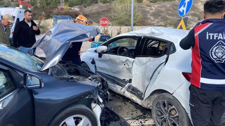 Kavşakta otomobiller çarpıştı: 7 yaralı