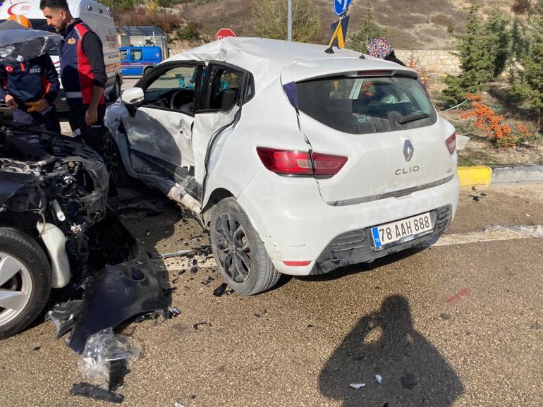 Kavşakta otomobiller çarpıştı: 7 yaralı