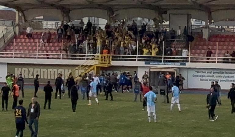Bulvarspor taraftarları, Küçükçekmece Sinop Spor maçında sahaya girdi, arbede yaşandı