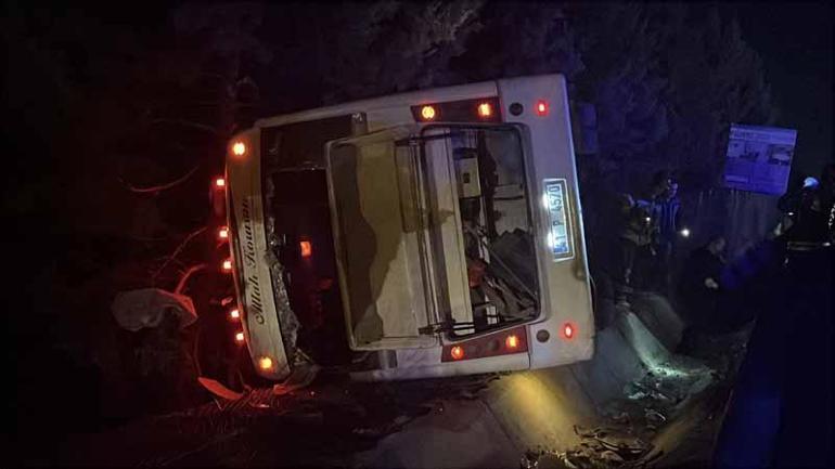 Otomobil ile çarpışan midibüs devrildi: 1’i ağır 8 yaralı