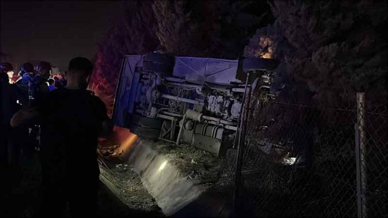 Otomobil ile çarpışan midibüs devrildi: 1’i ağır 8 yaralı