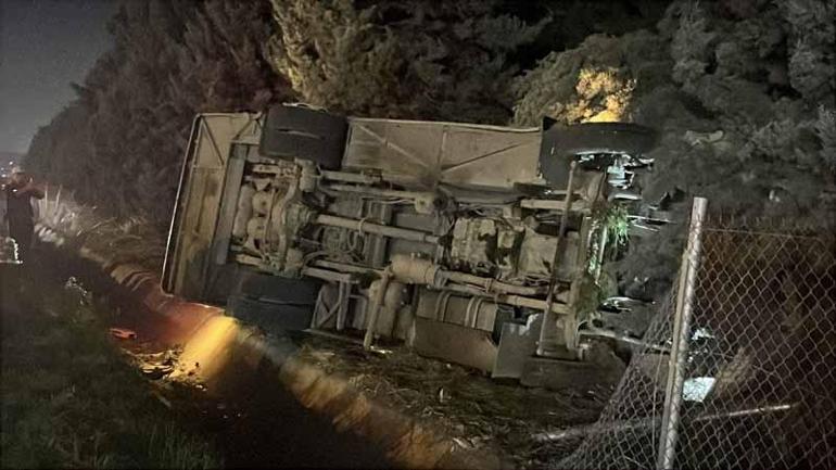 Otomobil ile çarpışan midibüs devrildi: 1’i ağır 8 yaralı