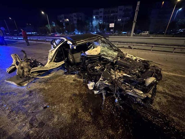 Bursada direğe ve servis minibüsüne çarpıp, hurdaya dönen otomobilden hafif yaralı kurtuldular