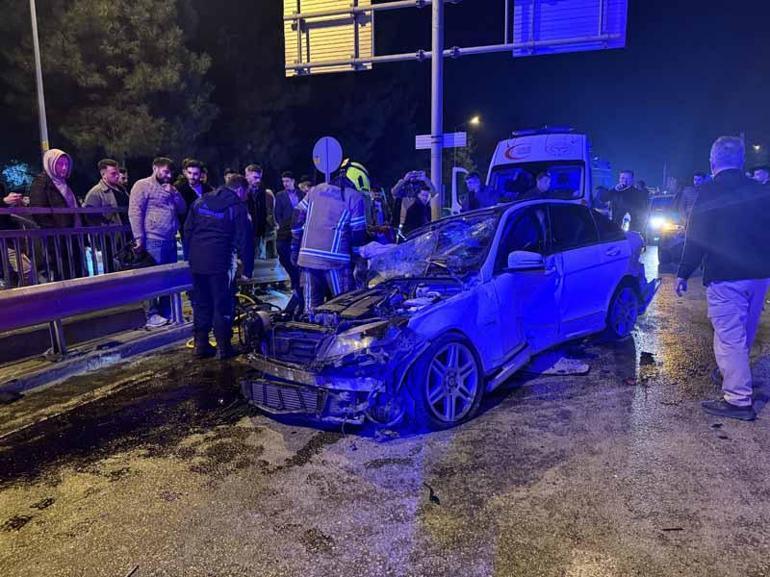 Bursada direğe ve servis minibüsüne çarpıp, hurdaya dönen otomobilden hafif yaralı kurtuldular