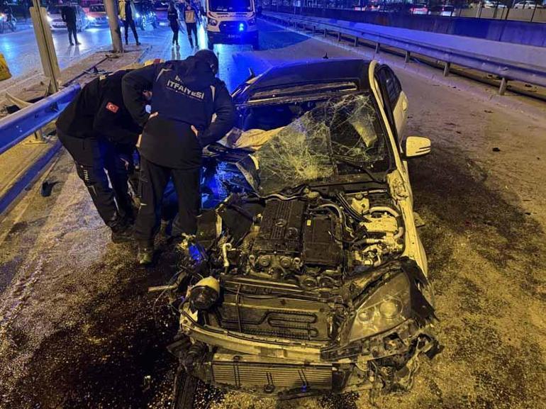 Bursada direğe ve servis minibüsüne çarpıp, hurdaya dönen otomobilden hafif yaralı kurtuldular