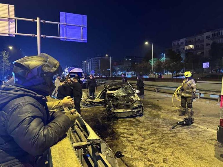 Bursada direğe ve servis minibüsüne çarpıp, hurdaya dönen otomobilden hafif yaralı kurtuldular