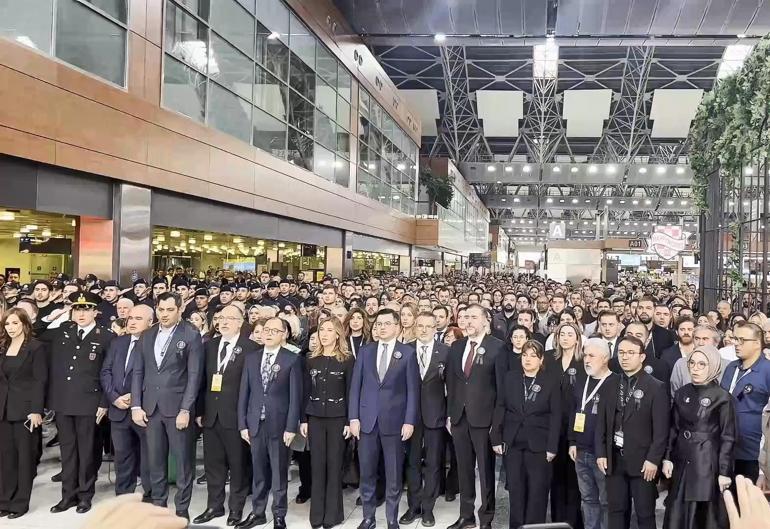 İstanbul ve Sabiha Gökçen Havalimanlarında 09.05te Ataya saygı töreni