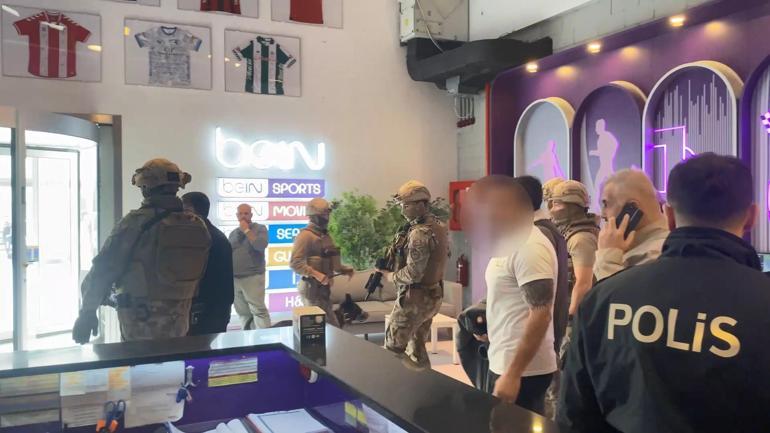 TV binasına silahla girdi; özür dilenmesini istedi