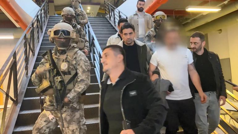 TV binasına silahla girdi; özür dilenmesini istedi