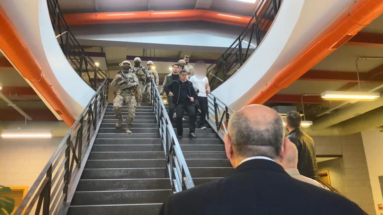 TV binasına silahla girdi; özür dilenmesini istedi