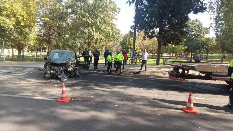 Önce refüje sonra direğe çarpan hafif ticari aracın sürücüsü ağır yaralandı