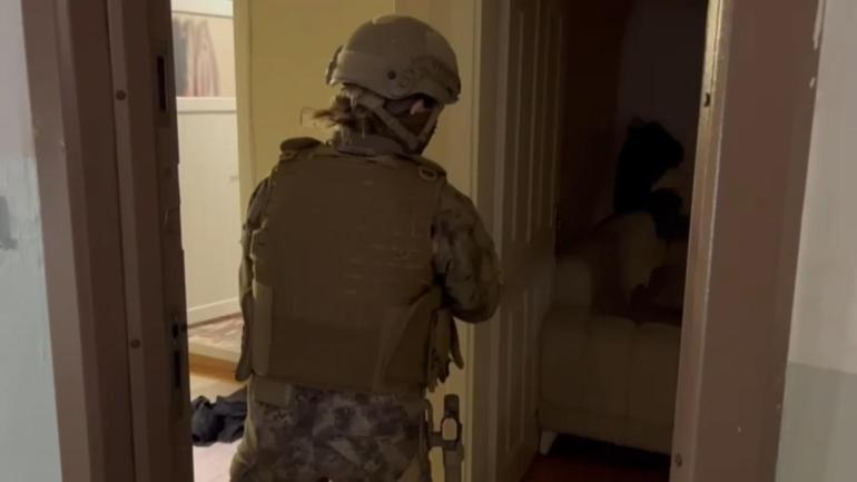 Beyoğlunda haraç için iş yeri kurşunlayan örgüt üyeleri adliyeye sevk edildi