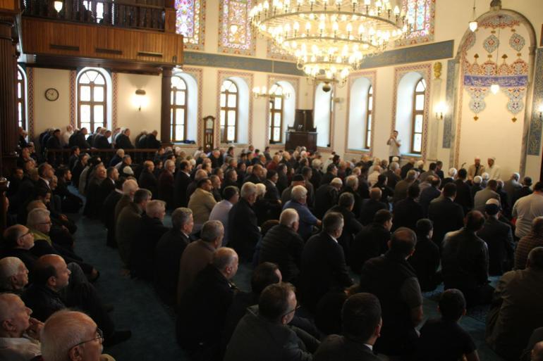 Kocaelide camilerde Atatürk için mevlit okutuldu