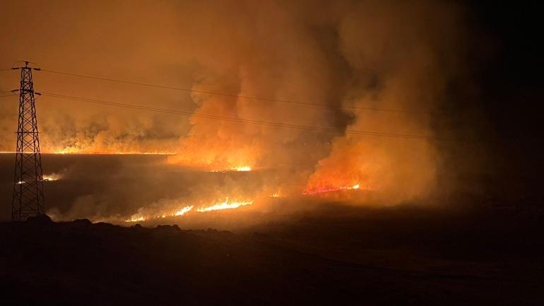 Yüksekovadaki Nehil Sazlığında yangın