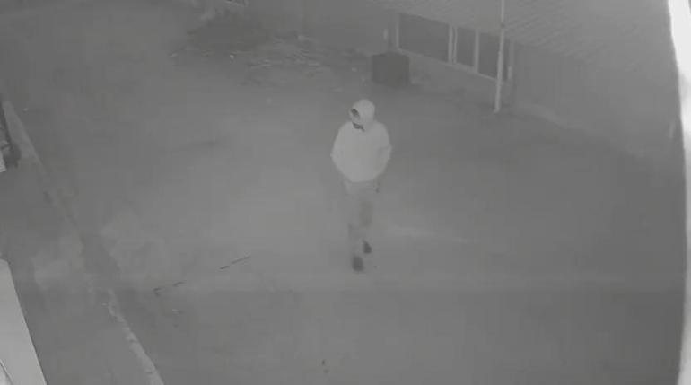 Husumetlisini, otomobil ile çarpıp demir çubukla döverek öldüren şüpheli aşevinde yakalandı