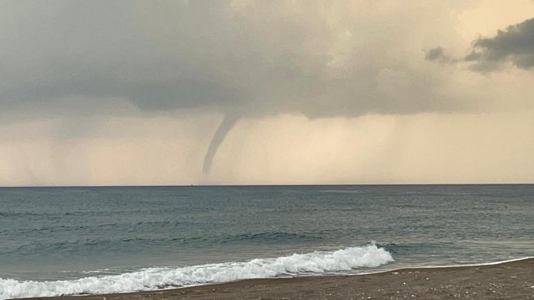 Hatayda denizde hortum oluştu