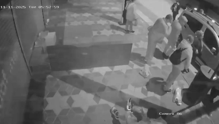 Ankarada otomobil durağa daldı: 6 yaralı; kaza anı kamerada