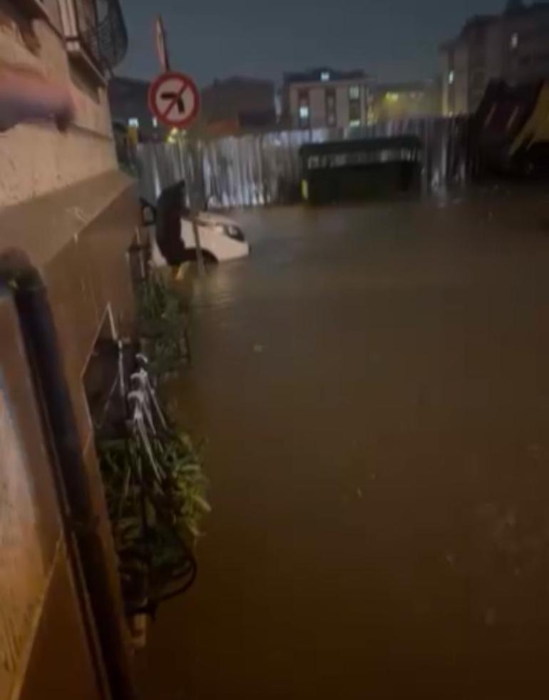 Sultangazide yağış sonrası araçlar yolda mahsur kaldı