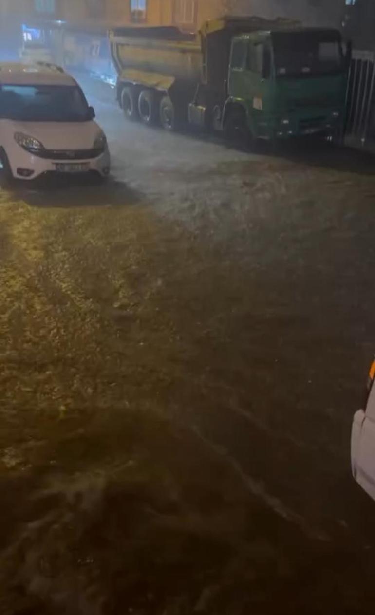 Sultangazide yağış sonrası araçlar yolda mahsur kaldı