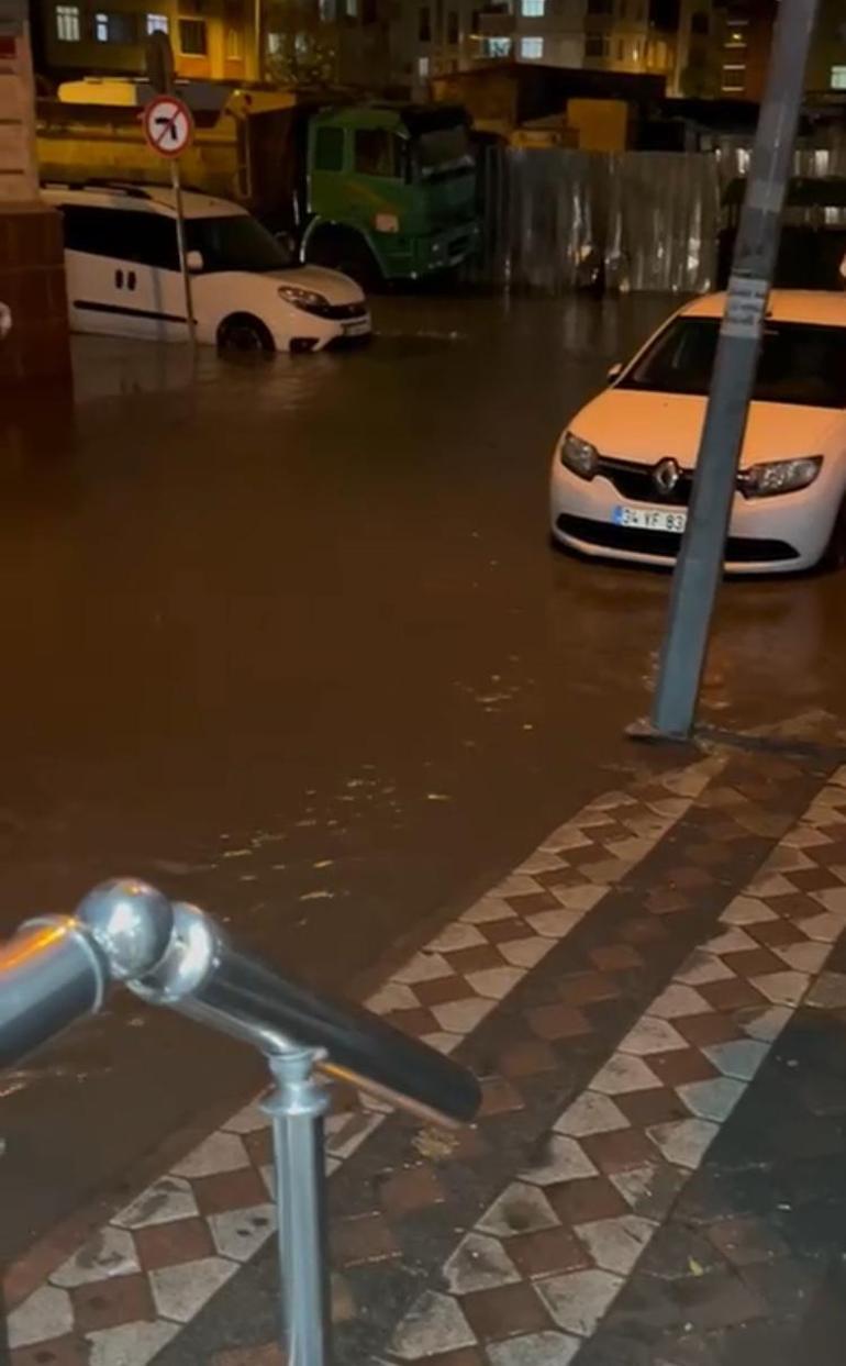 Sultangazide yağış sonrası araçlar yolda mahsur kaldı