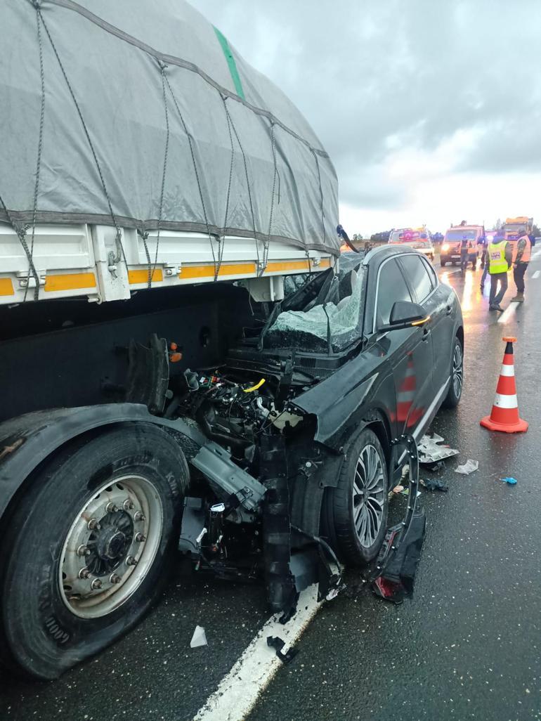 Otomobil, TIR’a arkadan çarptı: 3 yaralı